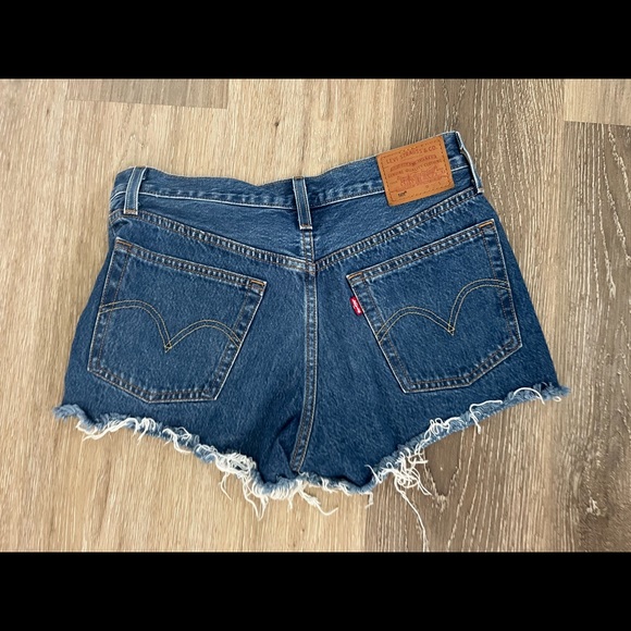 Levi 501 Shorts- 27W - Picture 3 of 4